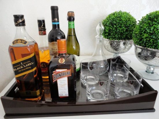 Bebidas e copos organizados na sala de estar.