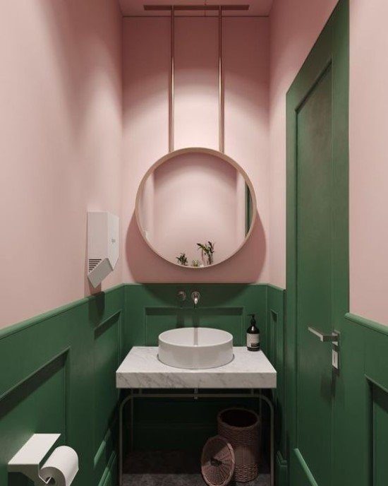 Decoração rosa no banheiro.