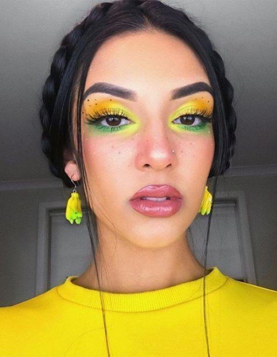 Maquiagem com sombra amarela e verde.