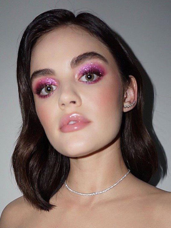 Maquiagem rosa com glitter.