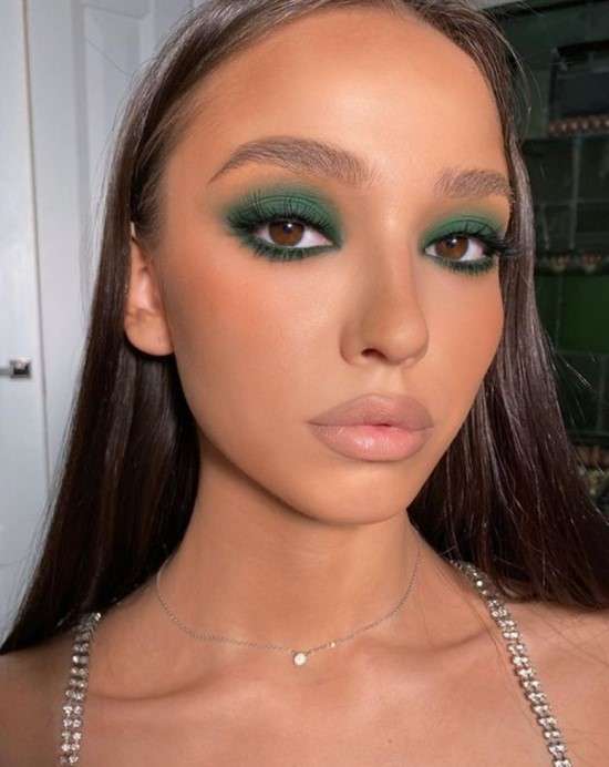 Maquiagem com sombra verde.